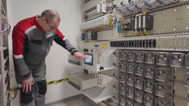 На Лебединском ГОКе продолжают модернизировать систему управления железнодорожным транспортом смотреть онлайн