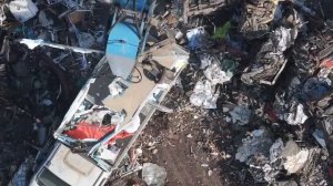 Машины-погрузчики Fusch для сортировки и измельчения металлолома. Вид с высоты птичьего полета