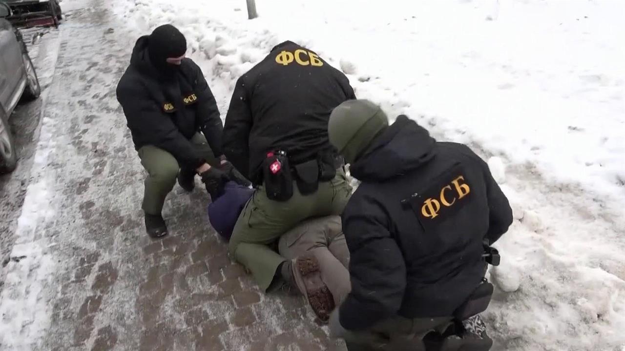 В Петербурге сотрудники ФСБ предотвратили покушение на российского военнослужащего. смотреть онлайн