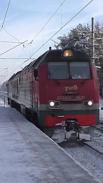 Тепловоз 2ТЭ25Км-0432 (ТЧЭ-2) следует резервом. смотреть онлайн