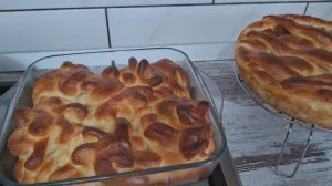 Пирог с сухофруктами и булочки