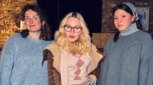 Мадонна сфотографировалась с российскими художницами и их картинами