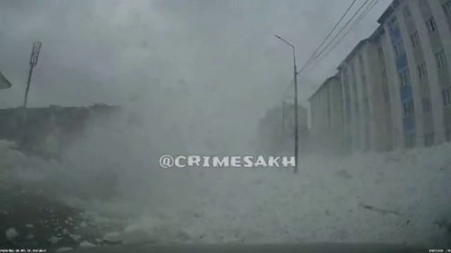 Лавина, сошедшая с крыши дома на Сахалине, едва не накрыла пешехода и проезжающий мимо автомобиль. смотреть онлайн