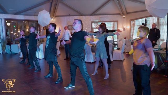 Танцующие официанты и фотографы | Art People Show смотреть онлайн