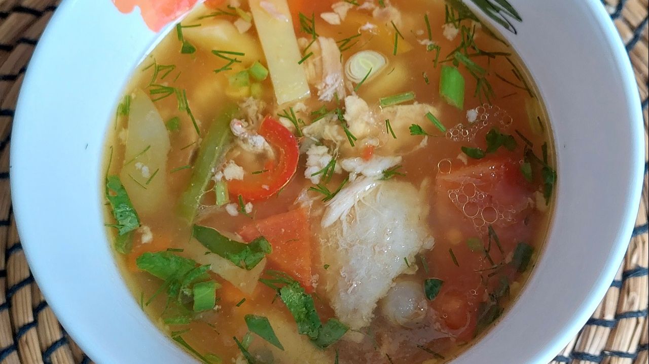 Суп с обилием овощей на курином бульоне без поджарки. смотреть онлайн