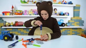 Медведь влог - Играем с машинками и ремонтируем Синий трактор