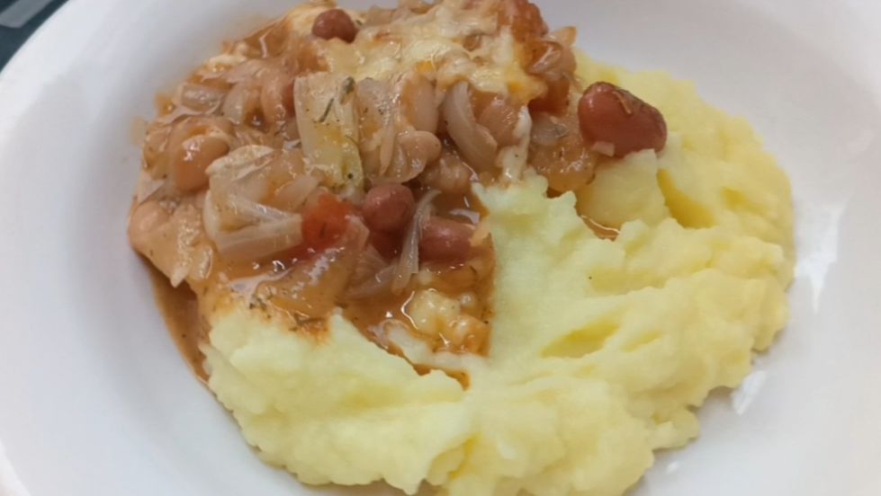 Гарнир из консервированной фасоли с помидорами и сыром. С картошечкой просто объедение! смотреть онлайн