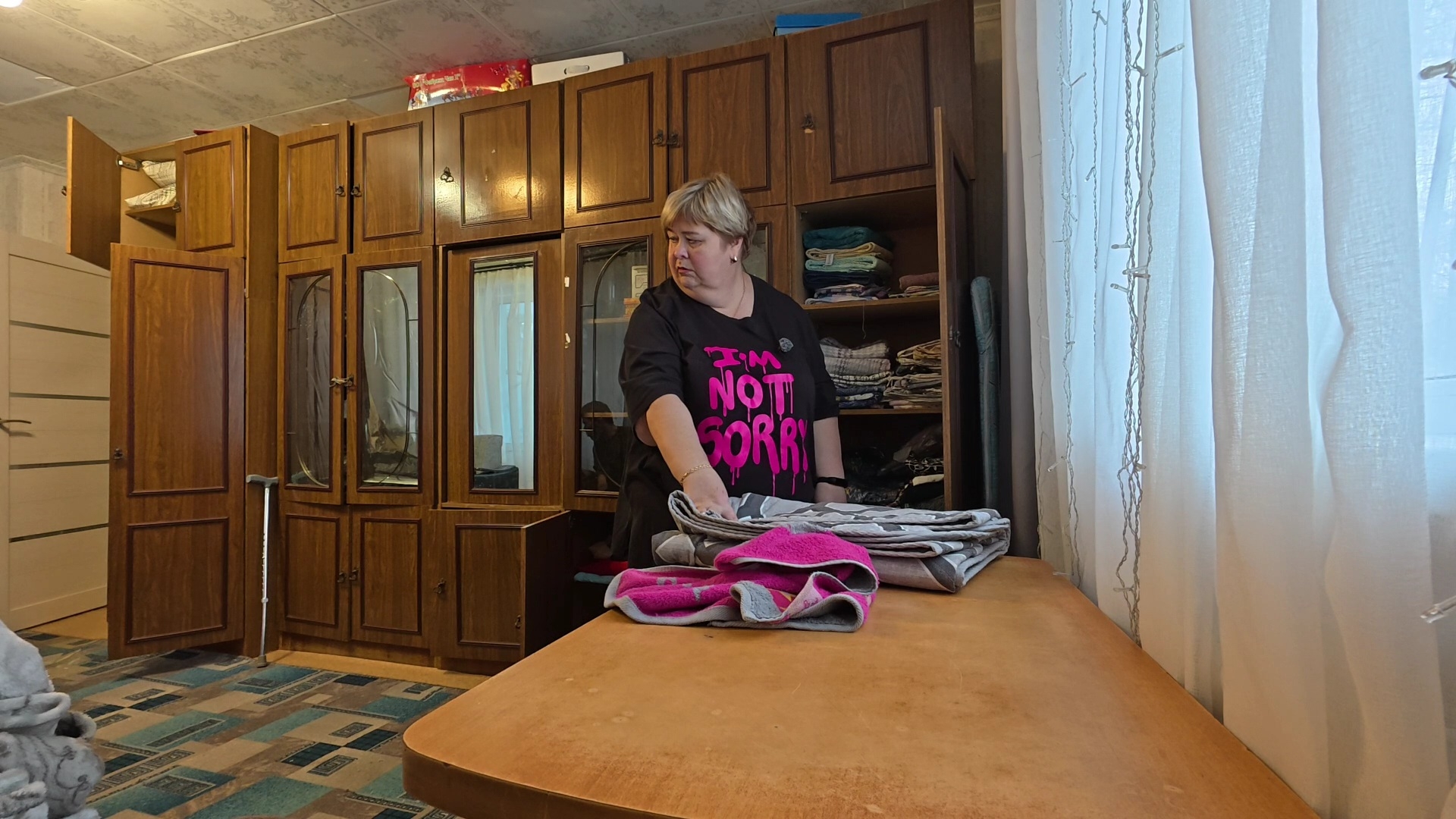 Выбираем семена у моей подруги в магазине. Прибираем в нашей старой квартире. смотреть онлайн