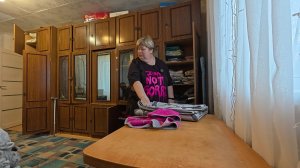 Выбираем семена у моей подруги в магазине. Прибираем в нашей старой квартире.