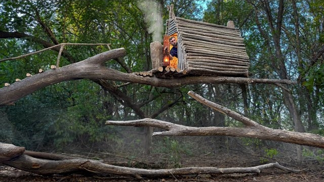 Строю теплое и удобное укрытие на поваленном дереве. Домик на дереве. Бушкрафт смотреть онлайн
