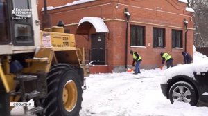 «Снежный десант» вышел на уборку снега в Брянске