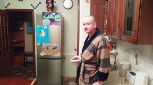 Кота с трудом разбудил. Надо его накормить.