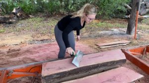 Распиловка красного дерева . На ленточной пилораме .