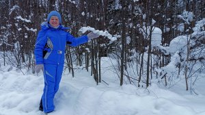 Падает на Землю белый снег, кажется идёт он уже век...