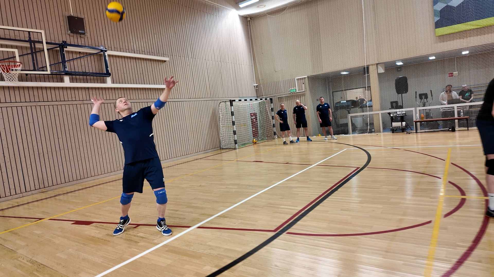 СПОРТ – ВСЕМУ ГОЛОВА / В культурно-спортивном комплексе Ямбурга ни дня без движения смотреть онлайн