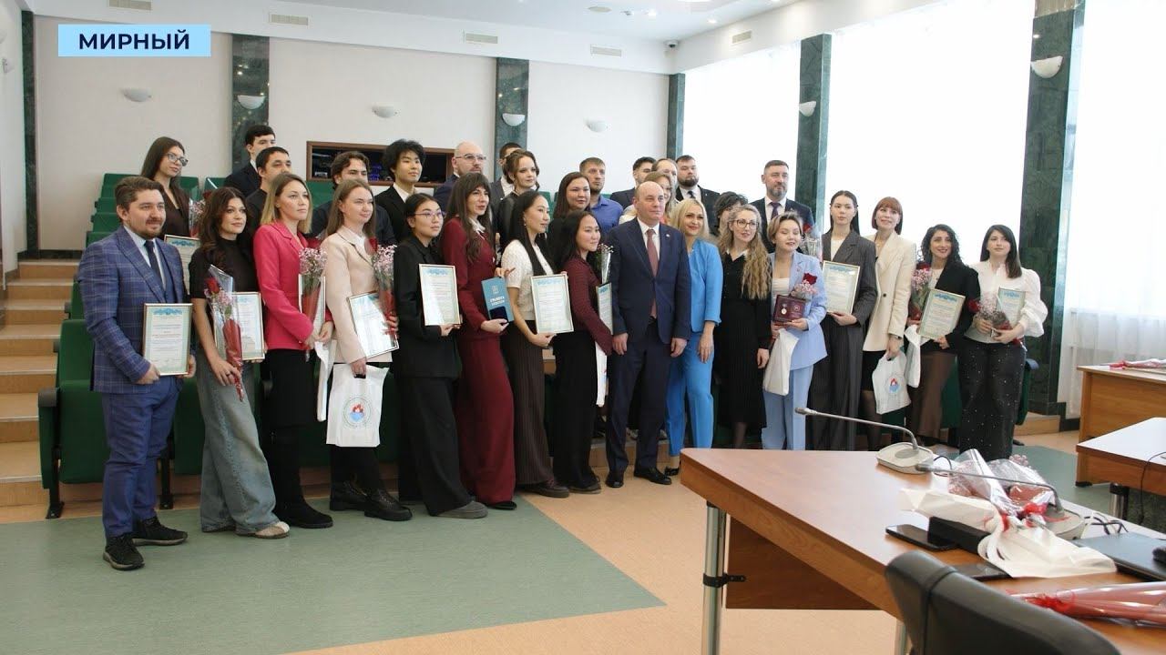 34 активиста получили признание Мирнинского района за общественную деятельность смотреть онлайн