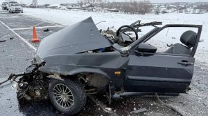 ВАЗ разорвало пополам в ДТП под Кемерово, два человека погибли