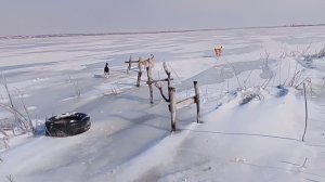 Остатки старого деревянного пирса зимой