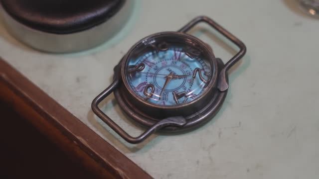 Процесс изготовления часов ручной работы. Японский мастер изготовил более 10 000 часов. смотреть онлайн