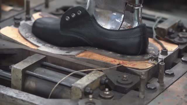 Процесс массового производства защитной обуви - японский завод. смотреть онлайн