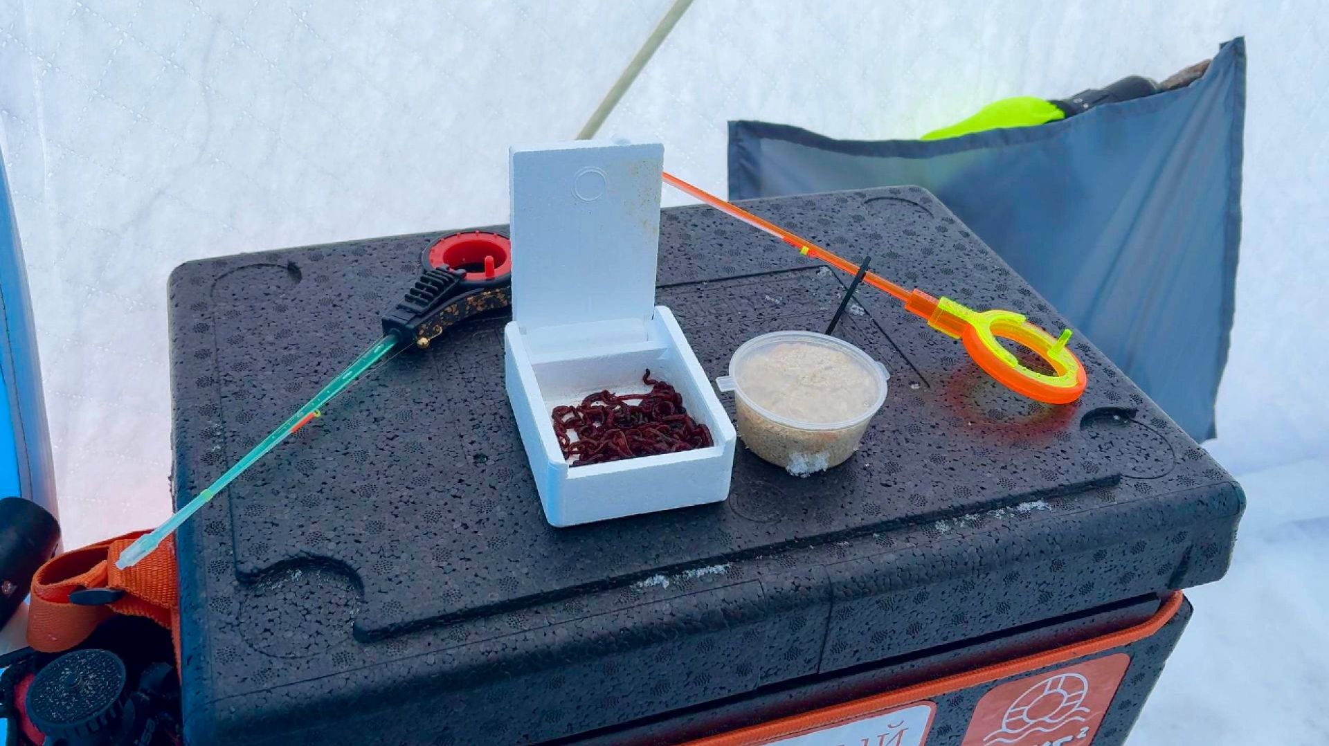 Рыбалка в глухозимье с комфортом. Ловля плотвы на реке. смотреть онлайн