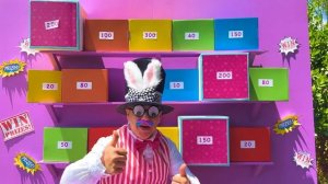 Настя с друзьями украшают игровые домики