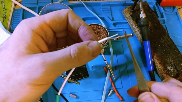 Простой ремонт кабеля настольного аккумуляторного светильника