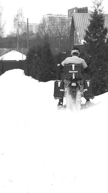 Еле кручу — а он всё равно рвёт. По снегу 😳 смотреть онлайн