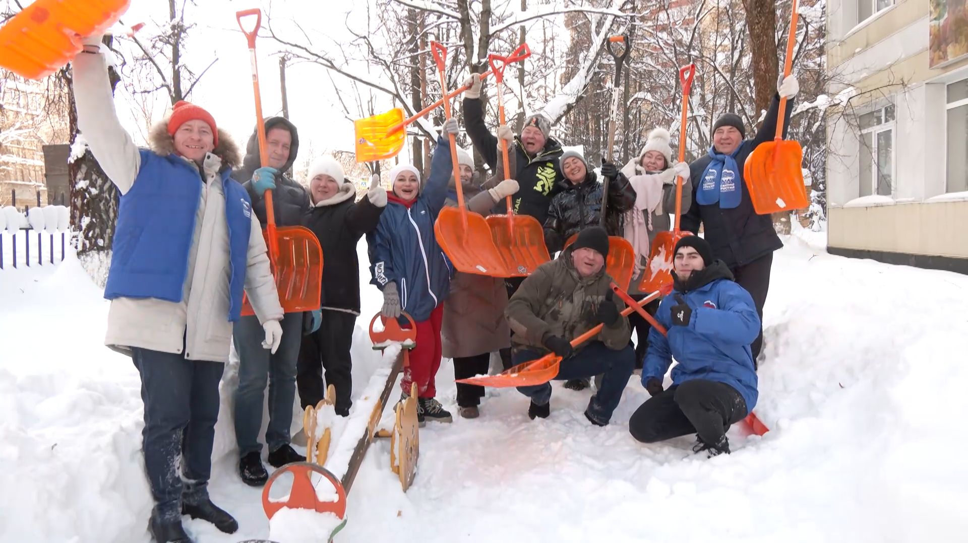 В округе Пушкинский продолжают устранять последствия обильных снегопадов смотреть онлайн