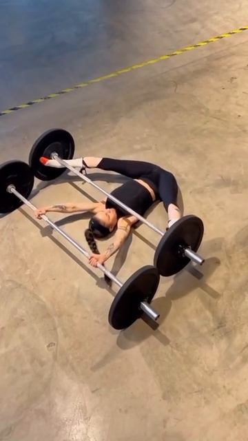 Шпагат под штангами смотреть онлайн