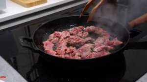 Нежное мясо, приготовленное на сковороде. Простое, но элегантное блюдо