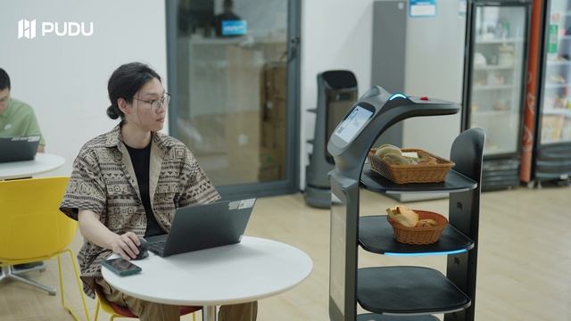 Сервисный робот-официант-доставщик Pudu BellaBot Pro — доставка заказа