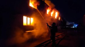 Появились кадры крупного пожара на мебельной фабрике Владивостока