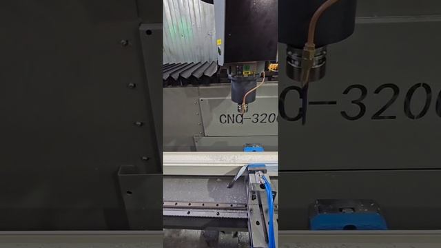 Сверлильно-фрезерный обрабатывающий центр со сменой инструмента CNC 3200 смотреть онлайн