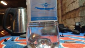 вода в бутылке после встряхивания замерзает на глазах. кто то может это объяснить.?