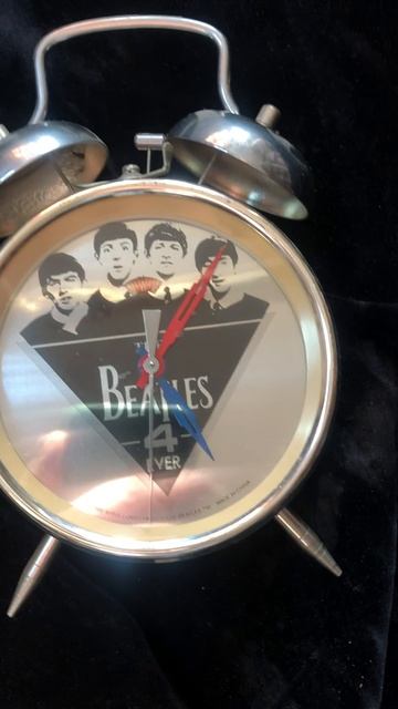 003 Рок меморабилия Beatles будильник коллекционный из моей коллекции смотреть онлайн