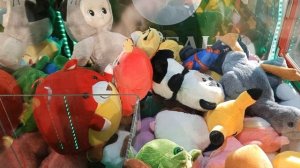 Приключения продолжаются! Играем в автомат ХВАТАКА. Выигрываем игрушки.