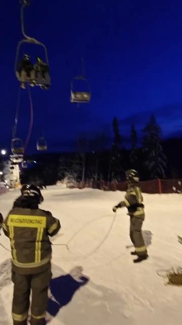 Полсотни человек застряли на горнолыжном подъёмнике в Подмосковье 20-градусный мороз — СМИ смотреть онлайн