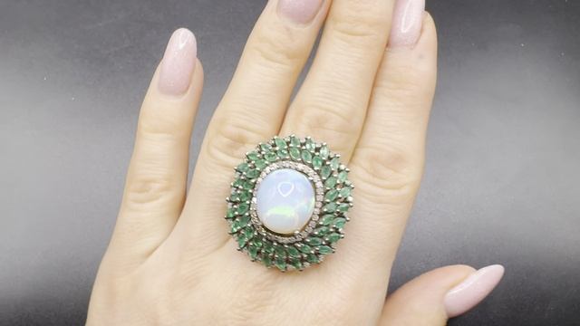 Авторское кольцо с белым опалом кабошон, изумрудами и бриллиантами Размер 17 ХХХ237 смотреть онлайн