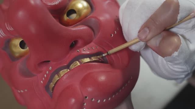 Как изготавливается маска Тэнгу. Японская маска, созданная мастером, ролик стал популярным. смотреть онлайн