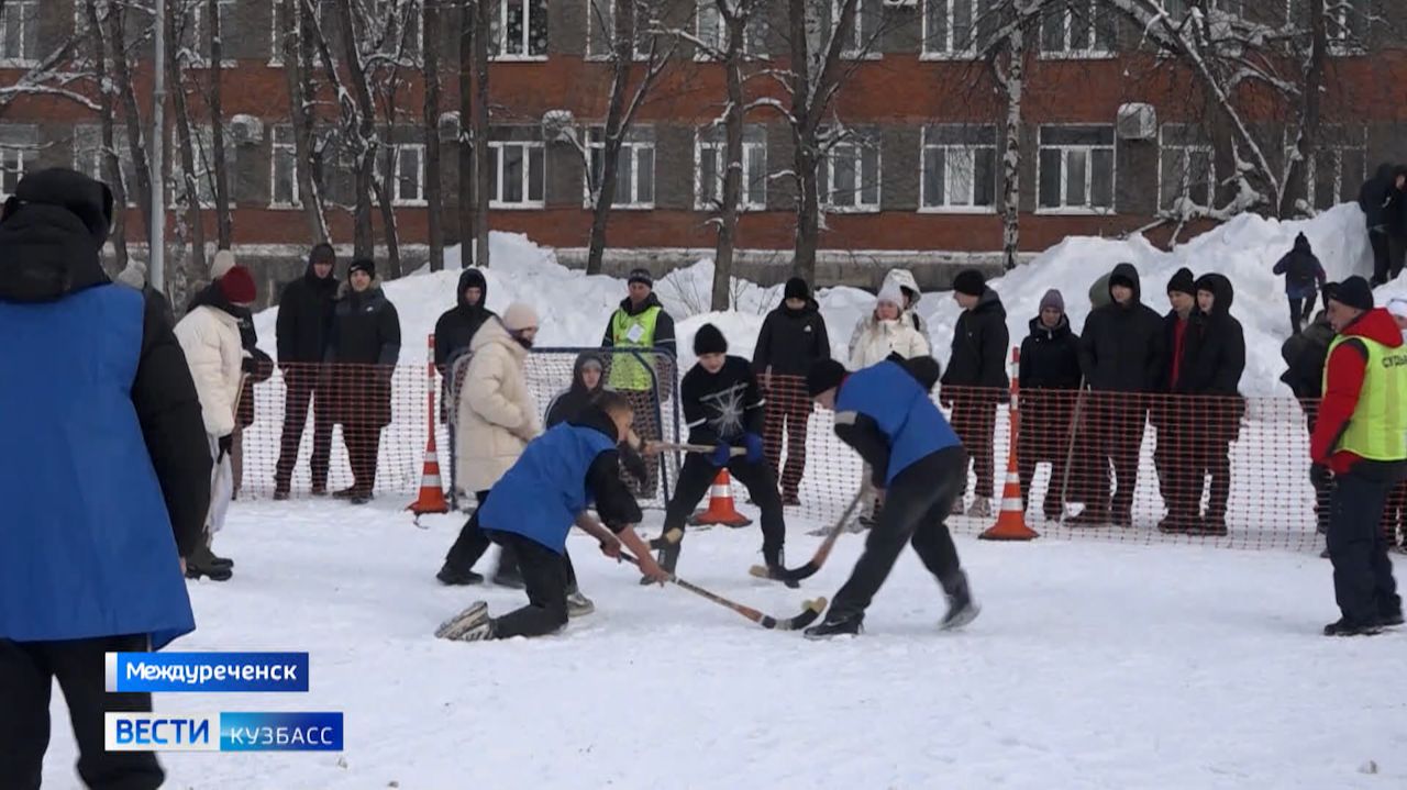 Хоккей в валенках: традиционное спортивное мероприятие прошло в Междуреченске смотреть онлайн