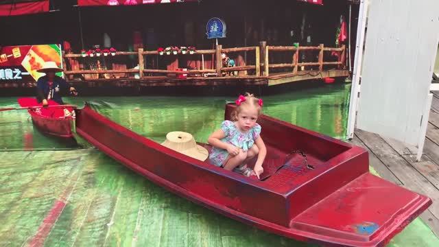 Готовим завтрак и покупаем сувениры в Тайланде смотреть онлайн