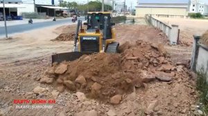 Good Shantui DH17 B2 XL Dozer Clearing Mud With Dump Trucks Large Capacity Unload Stone In The City