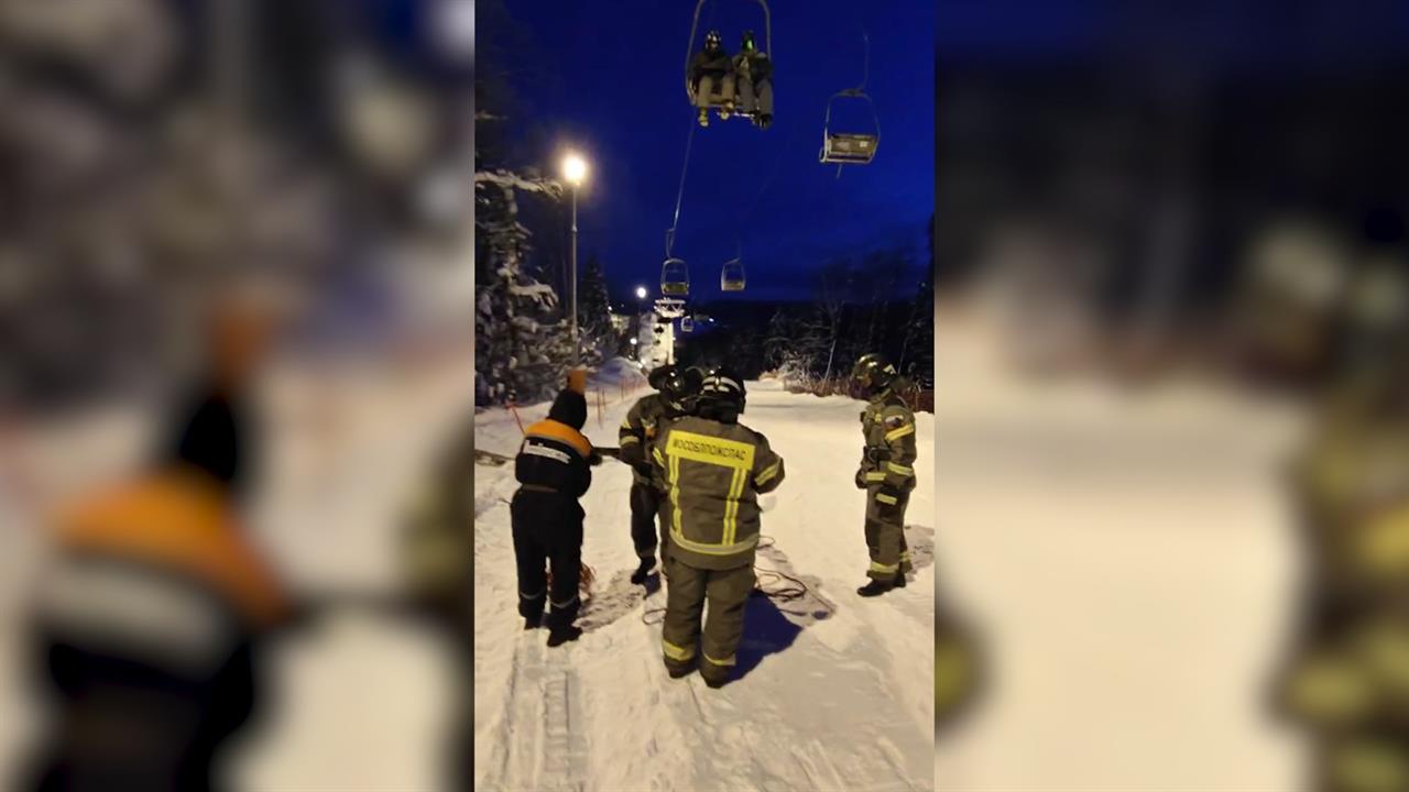 В Подмосковье 50 человек застряли на горнолыжном подъемнике: видео смотреть онлайн