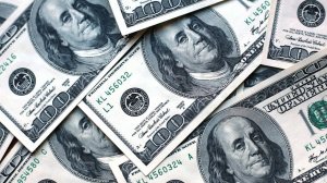 Bloomberg: падение доллара добивает европейскую экономику в период кризиса