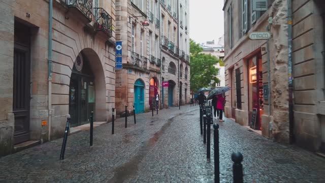 Прогулка под дождем в Бордо смотреть онлайн