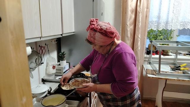 КРАСОТА ДЕРЕВЕНСКАЯ🏡/ МАСТЕРИМ СТЕЛЛАЖ / БЛИНЧИКИ С МЯСОМ🍪. смотреть онлайн