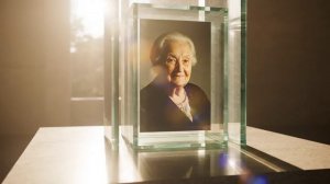 steklyannyy-pamyatnik-tripleks-video