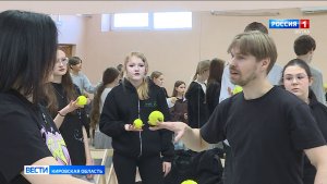 В Кирове в рамках «Театрального Приволжья» состоялся мастер-класс по искусству жонглирования