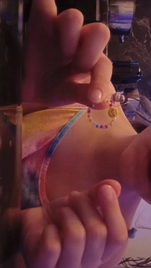 плечём из бисера голубое кольцо